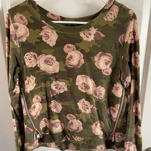 Stella & Dot size medium camo and floral cropped sweatshirt with zipper details